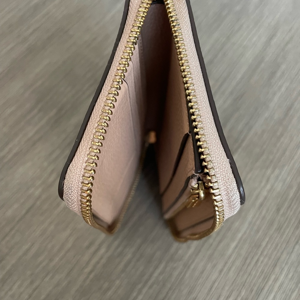 Tory Burch Beige Wallet with Gold Logo - Picture 15 of 15